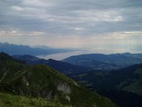 z vrcholu kopca je vidno na Mount Blanc, Zenevske jazero, a jazero Gruyere. Vpodstate cela francuzska cast Svajcu ako na dlani