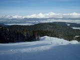 záber na Tatry to svahov v Lopušnej doline