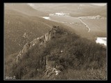 Pohľad na zrúcaninu Ostrého kameňa, fotené z priľahlého hrebeňa tiahnuceho sa na Záruby.