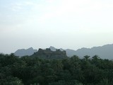 Pokracujeme k Wadi Al Hoquain. V krajine je vela pevnosti svedciacich o sile Omanskej rise v minulosti.