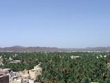 Po zostupe prichadzame do mestecka Nizwa - byvaleho hlavneho mesta Omanu. V celej krajine (ani v Muscate) sa nesmu stavat vyskove budovy! Je to uplne super!!