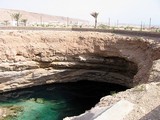 Sinkhole. Zbortena jaskyna vyplnena vodou. Velmi hlboka. Da sa tam kupat.