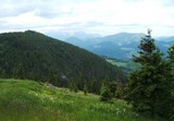 Schneeberg sa cudne halí do oblakov. Na túto ročnú dobu je hore ešte veľa snehu.