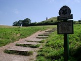 v pozadi Glastonbury Tor