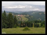 Pohľad na chatu Rusu (1168 m), v pozadí mestečko Petroşani, štartovacie miesto na hrebeňovku pohoria Paringu. Pri Chate začína dolná stanica lyžiarského vleku.