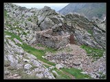 Kamenný útulok pod vrcholom Cirja (2405 m).
