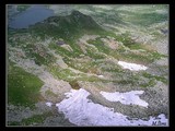 Ľadovcové kotle v rumunských pohoriach sú ďaleko mohutnejšie ako u nás v Tatrách a pripomínajú skôr rozľahlé náhorné plošiny. Na dne tohoto kotla sú roztrúsené všadeprítomné stáda oviec.