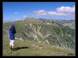 Maťo zachytávajúci skalnú krásu svojim foťáčikom.