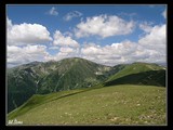 Záverečné pohľady na skalnatú časť pohoria Paringu. V ľavo je vidieť južnú stranu kopca Mohorul.