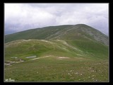 Travnatý kopec Micaia (2170 m) nachádzajúci sa takmer na hranici s pohorím Capatini. Vyzerá síce nevinne, ale výšlap  tých niečo cez 200 výškových metrov zo sedla dal vďaka silnému protivetru riadne zabrať. Mal som problem sa udržať na vlastných nohách.