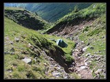 Náš kemp vo vysušenom koryte riavy par desiatok metrov pod vrcholom Urşu (2124 m). Radšej si ani nepredstavujem, kam by nás voda zobrala, keby večer tak riadne zapršalo.