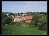 Dedinka Kopanice, pohľad z červenej značky tiahnúcej sa ponad dedinu na Štiavnické Bane.