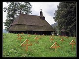 Dedinka Topoľa. Drevený kostolík sv.Michala a vojenský cintorín.