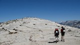 Blížime sa na vrchol Half Dome obsypaný turistami
