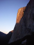 Potom prišiel čas aj na El Cap - za svitania nastupujeme pod East Buttress (5.10b)