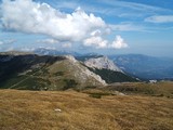 Výstup nevýrazným svahom Heukuppe, pohľady na stenu Preinerwand