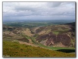 Krásne výhľady zo sedla medzi kopcami Scald Law a Carnethy Hill. V popredí časť kopca Black Hill a v pozadi Balerno.