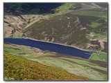 Pohľad z Carnethy Hill na vodnú nádrž Loganlea Reservoir rozprestierajúcu sa priamo pod nim.