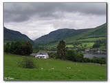 V pozadí dedinka Lochearnhead, susediaca hneď vedľa Loch Earn. Začiatok treku, pohľad z južnej časti jazera.