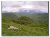 Travnatý hrb susediaci s Lochan a Chroin.