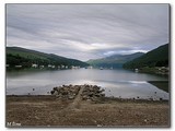 Jazero Loch Tay, pohľad od dedinky Kenmore.