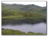 Ben Lawers je tá stena za jazerom, žiaľ, skrytá v mrakoch.