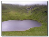 Pleso pod Ben Lawers, na druhej strane jazera nachádza vrchol Ben Lawers, nám sa neustále skrýval za mrakmi.