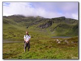 Ben Lawers v pozadí s tou mliečnou 'šiltovkou' na vrcholku.