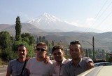 A tu ho mame. Damavand. Ja, Milan, taxikar a jeho kamos, co vie anglicky / Here we are. Damavand. Me, Milan. taxi driver and his friend who knows speak English