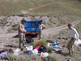 Balime potrebne veci. Pri aute Mostafa / Packing of necessary things. Mostafa next to his car.