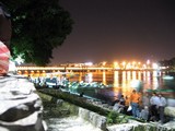 Nocny Esfahan. Vecera so spriatelenou rodinou. / Esfahan during night. Dinner with friendly family.