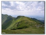 Kopec so svojským slovenským menom, Pekelník, za ním sedlo Bublen.