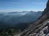 Sever tvoria mohutné vápencové platne, po nich vedie ferrata