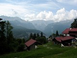Pohľady z horskej poľany Eckbauer na hrebeň Wettersteinwand