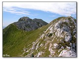 Blížiac sa k centrálnej časti s najvyšším štítom pohoria. Pohľad z Timbalul Mic (2231 m).