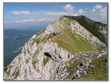 Ďalšia núdzová útulňa za vrcholom Grindu (2229 m).