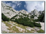 Posledné pohľady na vápencové steny a klesáme dole do doliny k dedinke Sătic.