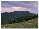 Nechcelo sa nám tak skoro ráno kempovať, o 04:00 hod sa vyrážame za sprievodu totálnej tmy na výstup na západnú časť hrebeňa. Prvé ranné svetlo na lúkách  pod hl. hrebeňom.