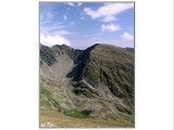 Najvyšší štít týčiací sa nad Avrigom (to malé pliesko na zábere ešte nie je Avrig), Vf.Ciortea (2427 m), so svojími skalnými rázsochami.