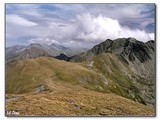 Pohľad od Vf. Budislavu. Vf.Ciortea je na pravej strane záberu a Avrig sa skrýva za tou hôľnou časťou hrebeňa.