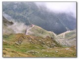 Pohľad na najvyššie položenú rumunskú asfaltku (na severn=u stranu pohoria prechádza cez tunel  v nadmorskej výške ~ 2000 m). Južná strana od hl.hrebeňa.