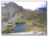 Pohľad na najvyššie položené pleso v pohorí, Caprei (2230 m), rozprestierajúce sa pod stenami štítu Vf. Vânâtoarea lui Buteanu (2507 m).