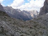 Zostup z Col de Bos vedie cez bojisko z prvej svetovej