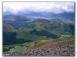 Výhľad na Loch Linnhe, mestečko Fort William je viac napravo, ukryté za tým kopcom.