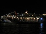 obrovske vyletne lode v pristave Nassau..900 clenov posadky, 2000 hosti...