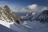 Spod skál, kde dávame lyže, pohľad do doliny a na Svišťovku v pozadí