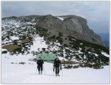 Opúšťame Holzknecht hütte a pokračujeme po červenej. 