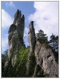 Pre Súľovské vrchy typické ihlovito-vežovité skalky neďaleko Hlbockého vodopádu. 
