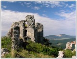 Zrúcanina Gýmešu, v pozadí kameňolom na Vápniku a vrch Žibrica. 