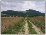 Po červenejznačke blížiac sa k dedinke Žirany. V pozadí vrch Žibrica a kameňolom. 